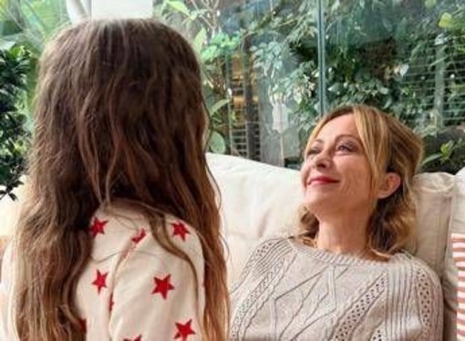 Festa della mamma, da Meloni a Conte gli auguri della politica Festa della mamma, da Meloni a Conte gli auguri della politica