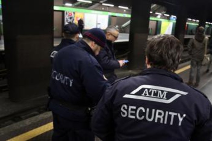"Cosa guardi? Sono uomo e musulmano", sfregia una ragazza in metro a Milano "Cosa guardi? Sono uomo e musulmano", sfregia una ragazza in metro a Milano