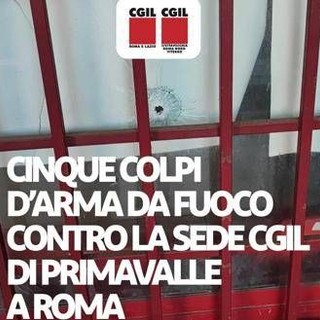 Roma, Cgil: "Cinque fori di proiettile contro la sede di Primavalle" Roma, Cgil: "Cinque fori di proiettile contro la sede di Primavalle"