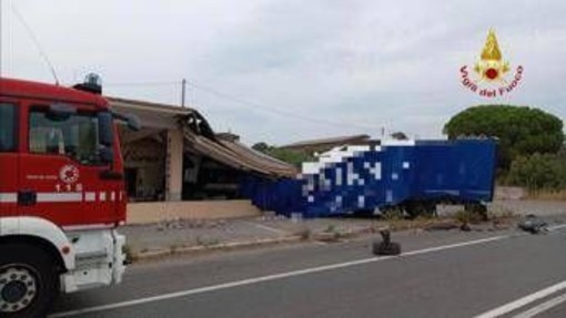 Tir sfonda un caseificio dopo lo scontro con un'auto: un morto e due feriti a Capalbio