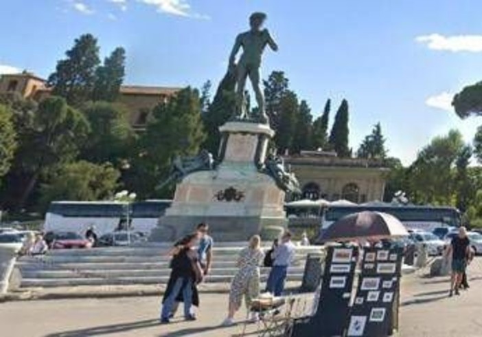 Firenze, bombola di gas sotto copia David a piazzale Michelangelo: si indaga Firenze, bombola di gas sotto copia David a piazzale Michelangelo: si indaga