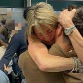 Malpensa, atterrato volo con 200 studenti bloccati a Dubai: li accoglie un lungo applauso Malpensa, atterrato volo con 200 studenti bloccati a Dubai: li accoglie un lungo applauso