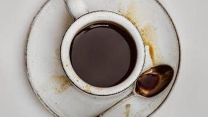 La avvelena con la candeggina nel caffè, la moglie lo smaschera con una telecamera La avvelena con la candeggina nel caffè, la moglie lo smaschera con una telecamera