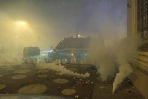 Scontri a corteo per sgombero Askatasuna, chieste 19 misure cautelari: tra i reati contestati anche tentato omicidio Scontri a corteo per sgombero Askatasuna, chieste 19 misure cautelari: tra i reati contestati anche tentato omicidio