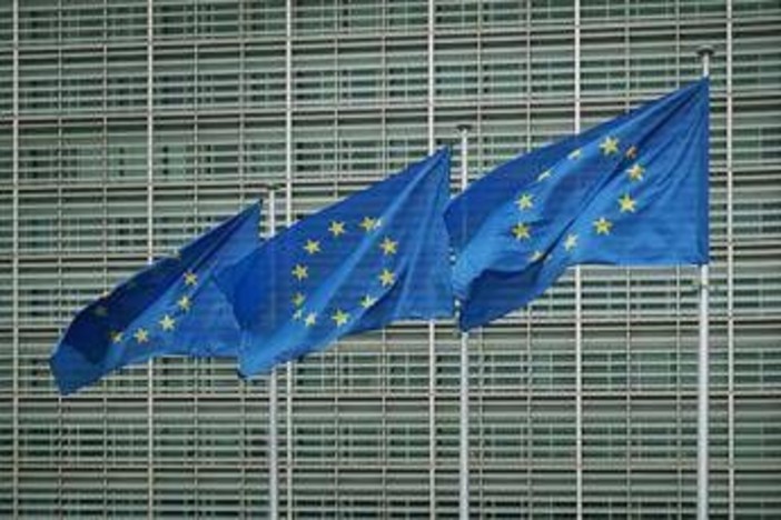 Ue bocciata dagli italiani, tre post su quattro sono negativi: l'indagine Socialcom