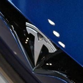 Tesla, effetto Musk pesa su assicurazione furto e incendio: di quanto è aumentata