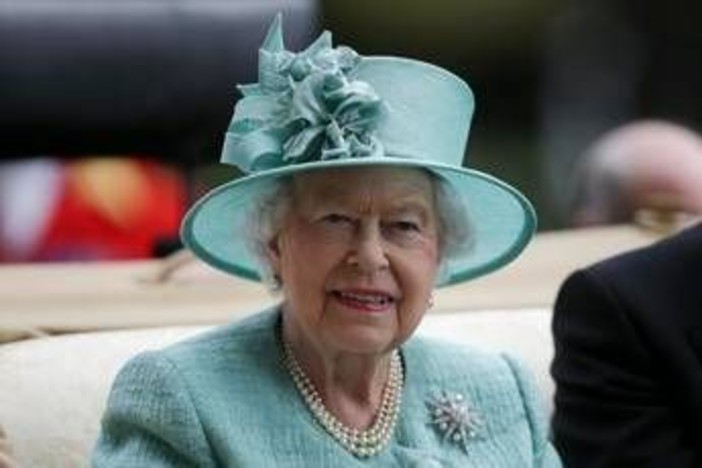 Elisabetta II e la passione per canto, quella volta in cui si esibì sulle note di 'Dancing Queen' degli Abba