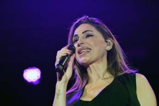 Anna Tatangelo, tour rimandato: "Non è una decisione facile, ho bisogno di tempo" Anna Tatangelo, tour rimandato: "Non è una decisione facile, ho bisogno di tempo"
