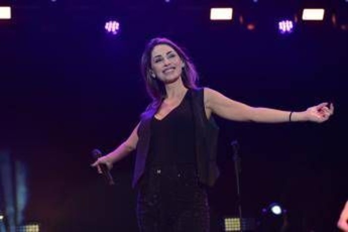 Verissimo, Anna Tatangelo: &quot;Aspetto una femminuccia&quot;. Le parole sul compagno Giacomo