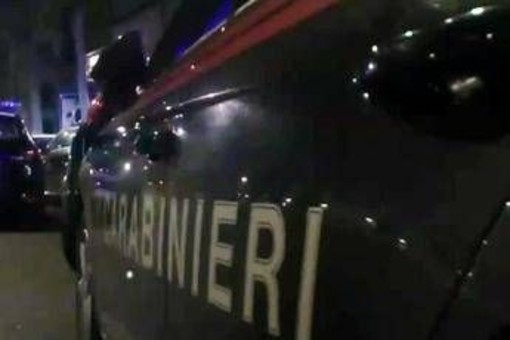 Difende il padre da un tentativo di rapina, accoltellato 46enne a Napoli