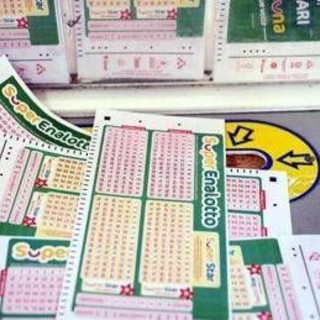 Superenalotto, numeri combinazione vincente oggi 15 aprile