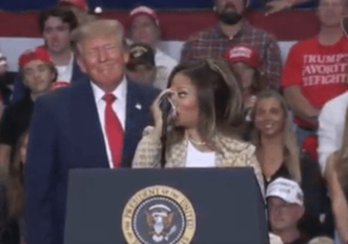 Donald Trump senza freni in Michigan, sul palco del comizio con lui Nicki Minaj: "Ha un lato B spettacolare" Donald Trump senza freni in Michigan, sul palco del comizio con lui Nicki Minaj: "Ha un lato B spettacolare"