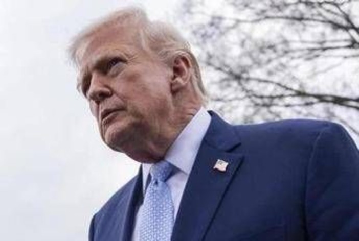 Trump tra negoziati e l'attacco all'isola di Kharg, Iran rafforza difese