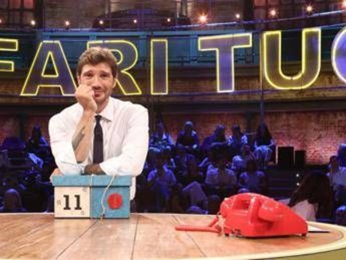 Jovanotti e Morandi con le figlie ad 'Affari Tuoi' da De Martino. Ma Sanremo non c'entra Jovanotti e Morandi con le figlie ad 'Affari Tuoi' da De Martino. Ma Sanremo non c'entra