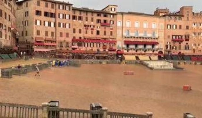 Palio di Siena, pioggia su piazza del Campo: Carriera verso nuovo rinvio Palio di Siena, pioggia su piazza del Campo: Carriera verso nuovo rinvio