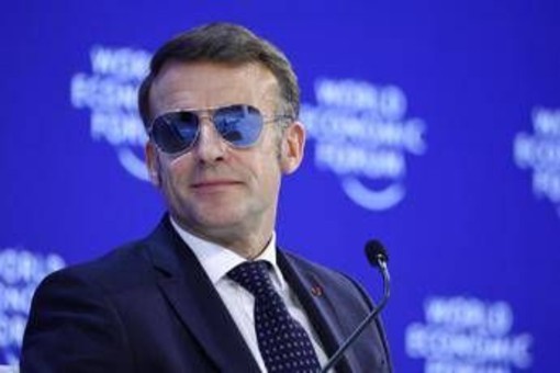 Macron e il look 'Top Gun' a Davos: occhiali specchiati tra stile e ironia sui social