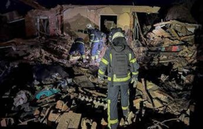Ucraina, raid russi nella notte: a Kharkiv morti madre e figlio di 10 anni