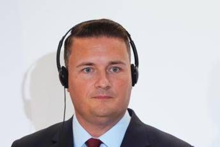 Cyberattacchi, ministro Difesa Gb: "Fate scorte per emergenza di acqua, cibo e contanti"