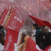 Sciopero generale 12 dicembre, stop di 24 ore contro la manovra: cortei in tutta Italia Sciopero generale 12 dicembre, stop di 24 ore contro la manovra: cortei in tutta Italia