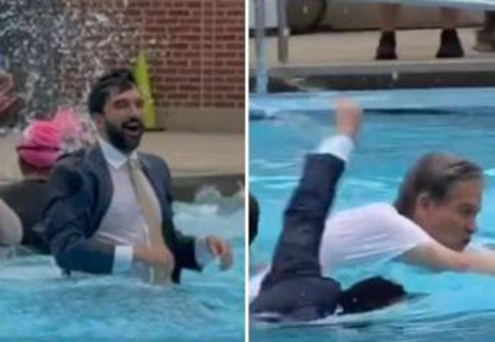 New York apre le piscine, il sindaco Mamdani si tuffa in giacca e cravatta