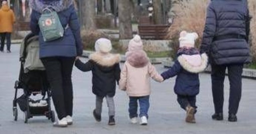 &quot;Ai figli solo il cognome della madre&quot;, la proposta di Franceschini