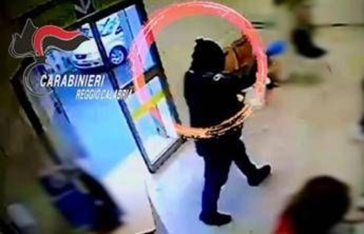 Rapine con taser, pistole ed esplosivo: arrestata a Reggio Calabria la 'coppia del terrore'