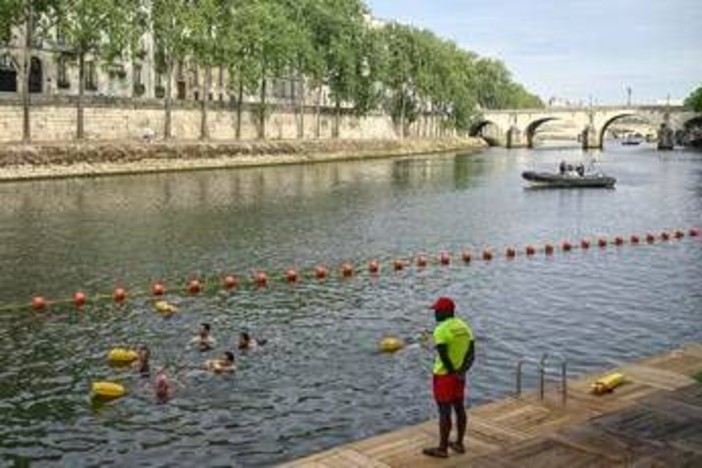 Francia, da oggi è possibile tuffarsi nella Senna a Parigi