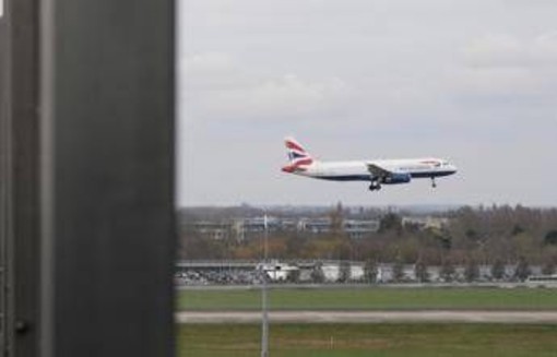 Gb, emergenza su volo British Airways per Chicago: aereo rientra a Londra Gb, emergenza su volo British Airways per Chicago: aereo rientra a Londra