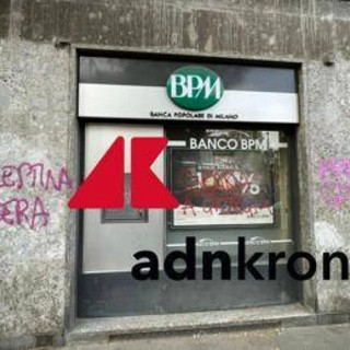Corteo Pro Pal a Milano, scritta choc 'Spara a Giorgia' su filiale banca
