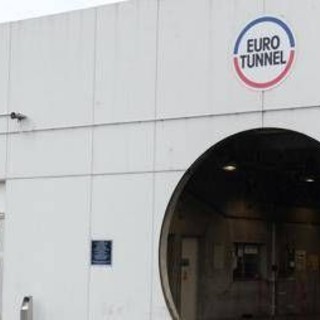 Tunnel sotto la Manica, problemi a circolazione treni con ritardi e cancellazioni. Eurostar: "Rimandate il viaggio" Tunnel sotto la Manica, problemi a circolazione treni con ritardi e cancellazioni. Eurostar: "Rimandate il viaggio"