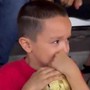 Mondiali, il tifoso dell'Uzbekistan piange e i colombiani lo consolano in tribuna