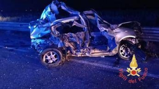 Scontro tra un furgone e due auto sulla Ss 106, un morto e tre feriti Scontro tra un furgone e due auto sulla Ss 106, un morto e tre feriti