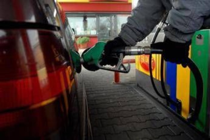 Carburanti, petrolio vicino a 120 dollari al barile: nuovi aumenti per benzina e diesel Carburanti, petrolio vicino a 120 dollari al barile: nuovi aumenti per benzina e diesel