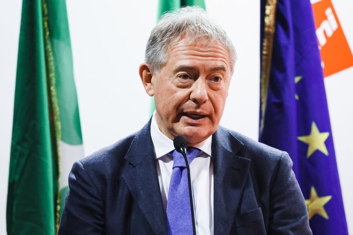 Urso “Sui dazi l’Ue prosegua negoziati con gli Usa chiedendo chiarezza” Urso “Sui dazi l’Ue prosegua negoziati con gli Usa chiedendo chiarezza”