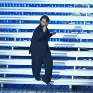 Sanremo, Lillo show all'Ariston: "un vero performer" tra i cliché tv