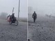 Russi in moto tra la nebbia: in un video virale l'assalto a Pokrovsk mentre la città resiste