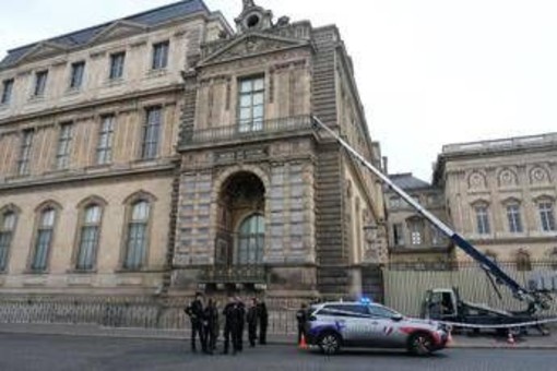 Parigi, colpo clamoroso al Louvre: rubati i gioielli di Napoleone Parigi, colpo clamoroso al Louvre: rubati i gioielli di Napoleone
