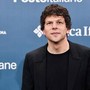 Eisenberg dribbla domanda su elezioni americane: "Provo disagio a parlarne". E Moore non risponde Eisenberg dribbla domanda su elezioni americane: "Provo disagio a parlarne". E Moore non risponde