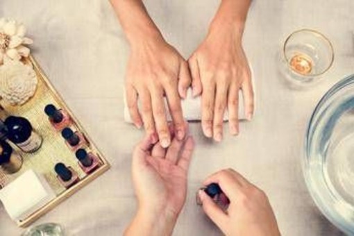 Smalti semipermanenti e sostanze vietate, cos'è cambiato dall'1 settembre