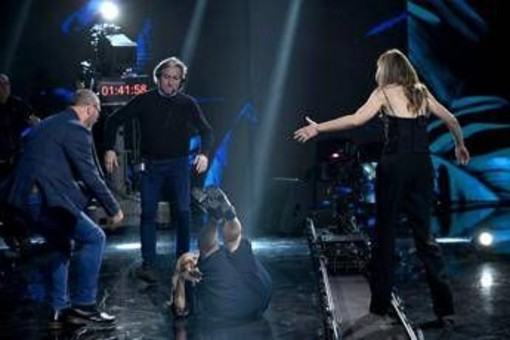 Belve, Iva Zanicchi inciampa e cade mentre lascia lo studio