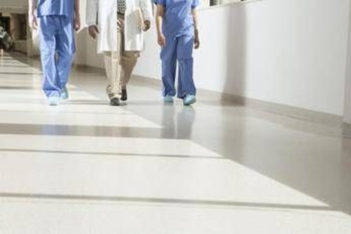 Ordini medici: &quot;40mila camici bianchi in pensione entro il 2030, servono risorse&quot;