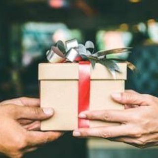 Natale, regali a rischio esplosione? La minaccia dietro smartphone e pc