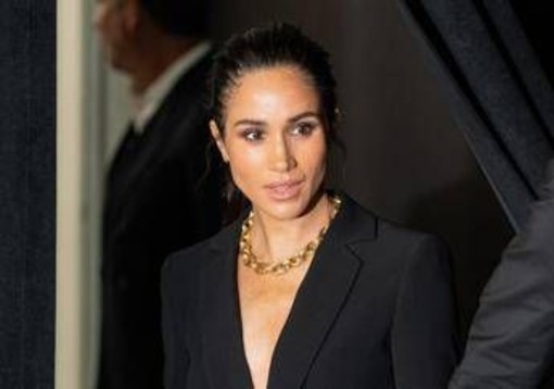 Meghan Markle torna a recitare, la duchessa già sul set per 'Close Personal Friends' Meghan Markle torna a recitare, la duchessa già sul set per 'Close Personal Friends'