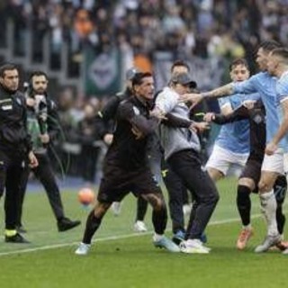 Lazio-Napoli, caos finale con tre espulsi e Conte in campo. Cos'è successo