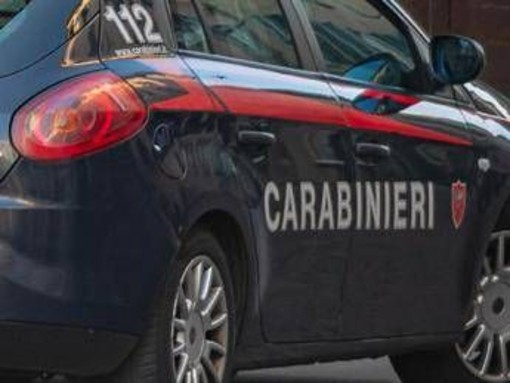 Napoli, uccide la sorella a coltellate e chiama i carabinieri Napoli, uccide la sorella a coltellate e chiama i carabinieri