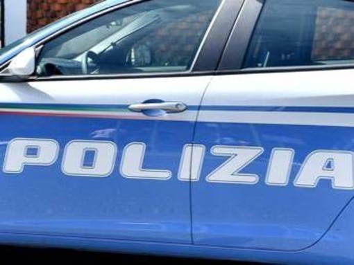 Speronano l'auto e tentano la rapina, le vittime sono poliziotti: due arresti a Napoli