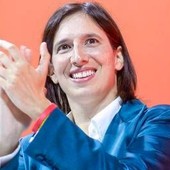 Centrosinistra, Schlein ufficializza corsa per Palazzo Chigi: "Io candidata premier, con o senza primarie" Centrosinistra, Schlein ufficializza corsa per Palazzo Chigi: "Io candidata premier, con o senza primarie"