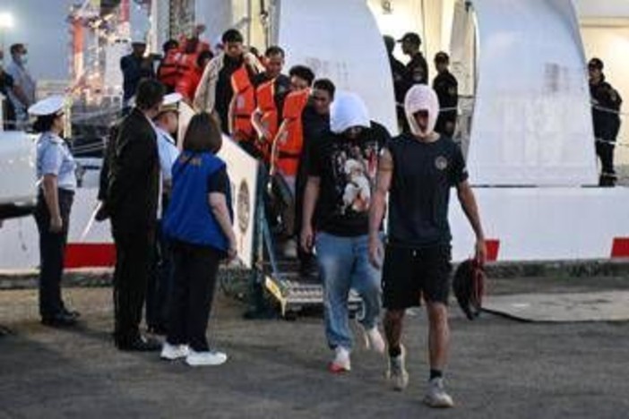 Filippine, affonda traghetto nel sud: 18 morti e 24 dispersi Filippine, affonda traghetto nel sud: 18 morti e 24 dispersi