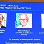 Nobel per la chimica a Kitagawa, Robson e Yaghi: hanno raccolto l'acqua dall'aria del deserto
