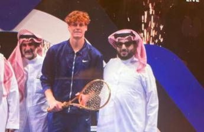 Sinner, il Six Kings Slam non vale 'solo' 6 milioni: per Jannik anche una racchetta d'oro Sinner, il Six Kings Slam non vale 'solo' 6 milioni: per Jannik anche una racchetta d'oro